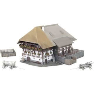 Faller 232010 N Jubelummodel Schwarzwaldhof met 2 figuren